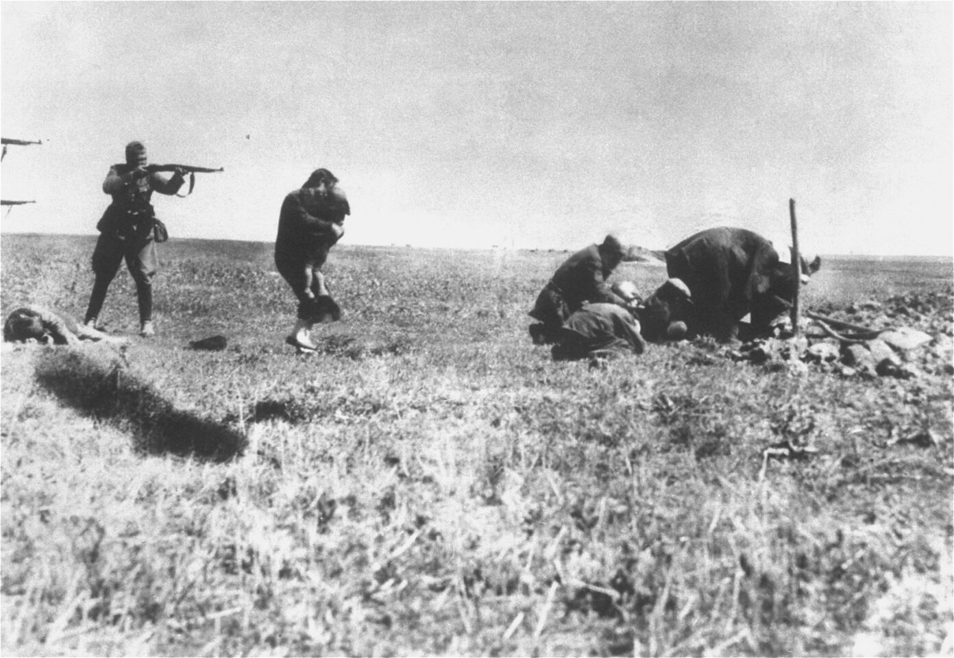 Einsatzgruppen_murder_Jews_in_Ivanhorod,_Ukraine,_1942