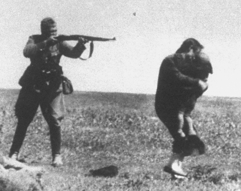 Einsatzgruppen_murder_Jews_in_Ivanhorod,_Ukraine,_1942_(cropped)